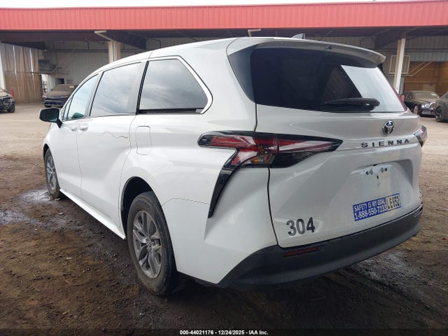 Toyota SIENNA LE 2024 5TDKRKEC0RS198991 Image 3
