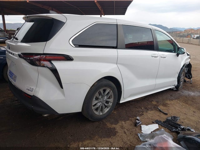 Toyota SIENNA LE 2024 5TDKRKEC0RS198991 Image 4