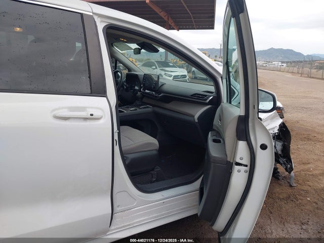 Toyota SIENNA LE 2024 5TDKRKEC0RS198991 Image 5