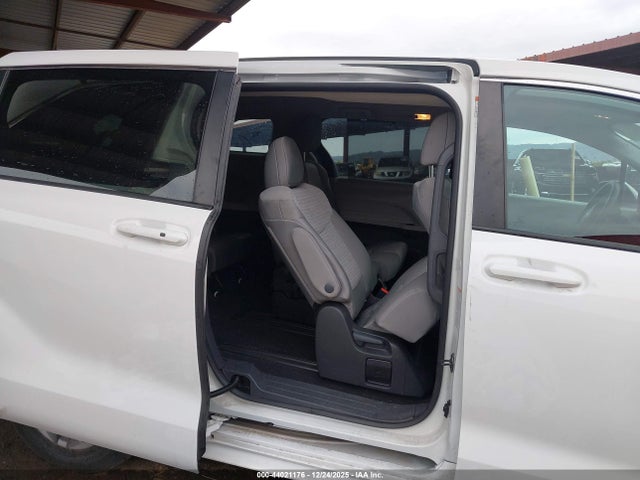 Toyota SIENNA LE 2024 5TDKRKEC0RS198991 Image 8