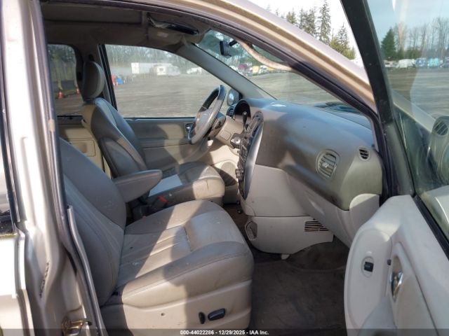 2005 CHRYSLER TOWN & COUNTRY 2C4GP54LX5R391487 Photo 4