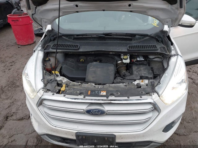 1FMCU0J99JUA80564 Ford Escape Titanium