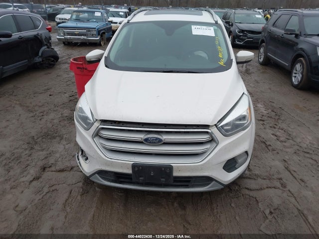 1FMCU0J99JUA80564 Ford Escape Titanium