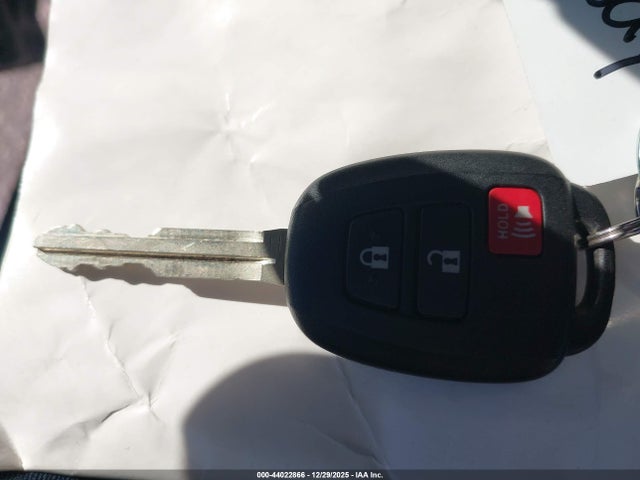 Toyota RAV4 LE 2016 JTMZFREV3GJ067968 Image 11