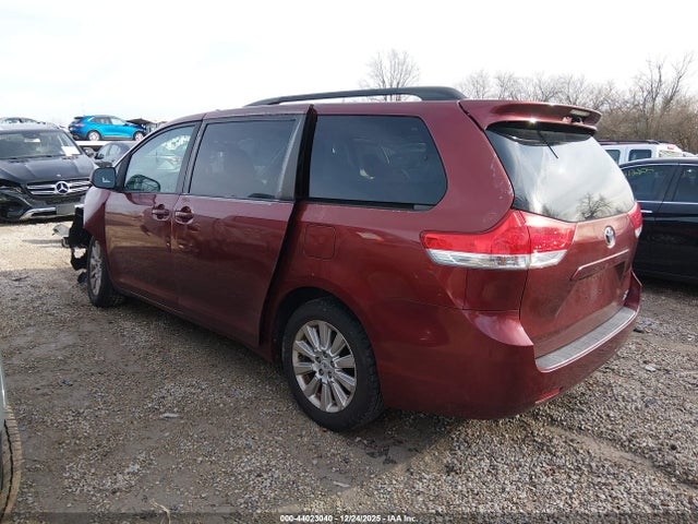 2011 TOYOTA SIENNA 5TDDK3DC3BS019904 Photo 2