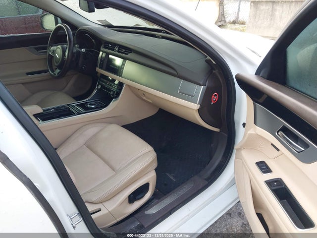 2017 JAGUAR XF SAJBD4BV8HCY34736 Photo 4