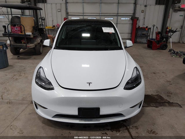 2024 Tesla Model Y Long Range Dual Motor All-wheel Drive მანქანა იყიდება აუქციონზე, vin: 7SAYGDEE8RF150904, აუქციონის ნომერი: 44023823