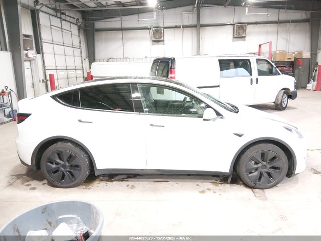 2024 Tesla Model Y Long Range Dual Motor All-wheel Drive მანქანა იყიდება აუქციონზე, vin: 7SAYGDEE8RF150904, აუქციონის ნომერი: 44023823