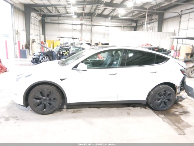 2024 Tesla Model Y Long Range Dual Motor All-wheel Drive მანქანა იყიდება აუქციონზე, vin: 7SAYGDEE8RF150904, აუქციონის ნომერი: 44023823