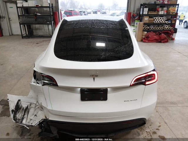 2024 Tesla Model Y Long Range Dual Motor All-wheel Drive მანქანა იყიდება აუქციონზე, vin: 7SAYGDEE8RF150904, აუქციონის ნომერი: 44023823