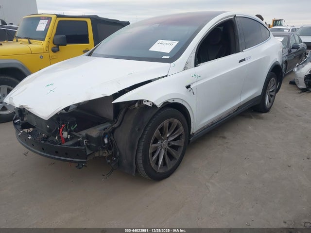 Продажа на аукционе авто 2018 Tesla Model X 100d/75d/p100d, vin: 5YJXCBE29JF088402, номер лота: 44023951