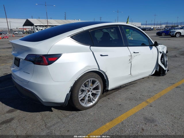 2024 TESLA MODEL Y 7SAYGDEE0RA216410 Photo 3