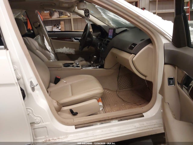 44024999 :رقم المزاد ، WDDGF8BB8BR150906 vin ، 2011 Mercedes-benz C 300 Luxury 4matic مزاد بيع