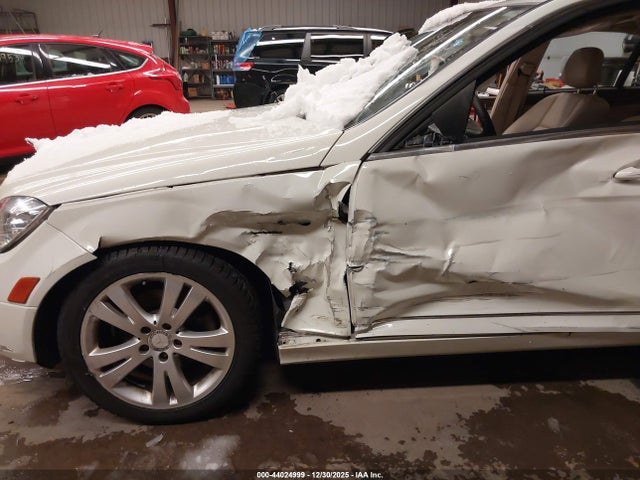 44024999 :رقم المزاد ، WDDGF8BB8BR150906 vin ، 2011 Mercedes-benz C 300 Luxury 4matic مزاد بيع