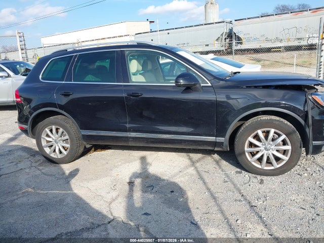 44025507 :رقم المزاد ، WVGEF7BP0HD003892 vin ، 2017 Volkswagen Touareg V6 Sport مزاد بيع
