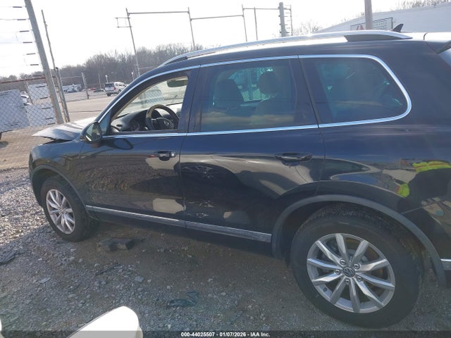 44025507 :رقم المزاد ، WVGEF7BP0HD003892 vin ، 2017 Volkswagen Touareg V6 Sport مزاد بيع