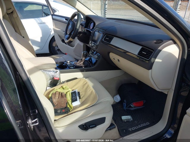 44025507 :رقم المزاد ، WVGEF7BP0HD003892 vin ، 2017 Volkswagen Touareg V6 Sport مزاد بيع