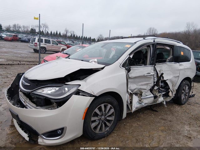 2020 Chrysler Pacifica Touring L Plus მანქანა იყიდება აუქციონზე, vin: 2C4RC1EG8LR109360, აუქციონის ნომერი: 44025707