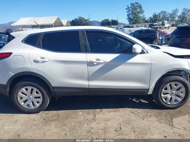 JN1BJ1CP8JW101311 Nissan Rogue Sport S