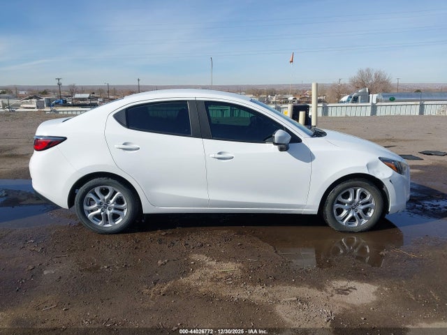 3MYDLBYV2JY332177 Toyota YARIS IA