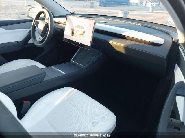 2026 TESLA MODEL Y 7SAYGDEE8TF331279 Photo 4
