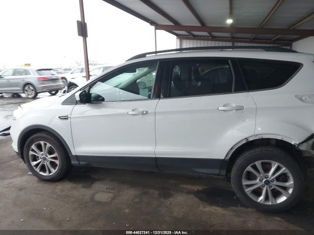1FMCU9GD5JUA87155 Ford ESCAPE SE