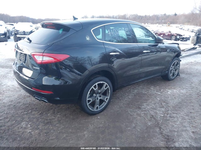 2019 MASERATI LEVANTE ZN661XUAXKX308353 Photo 3