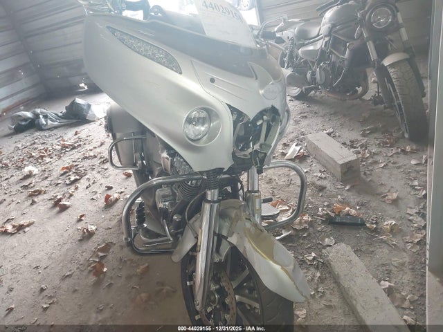 2017 INDIAN MOTORCYCLE CO. CHIEFTAIN 56KTCNAA8H3355088 Photo 4