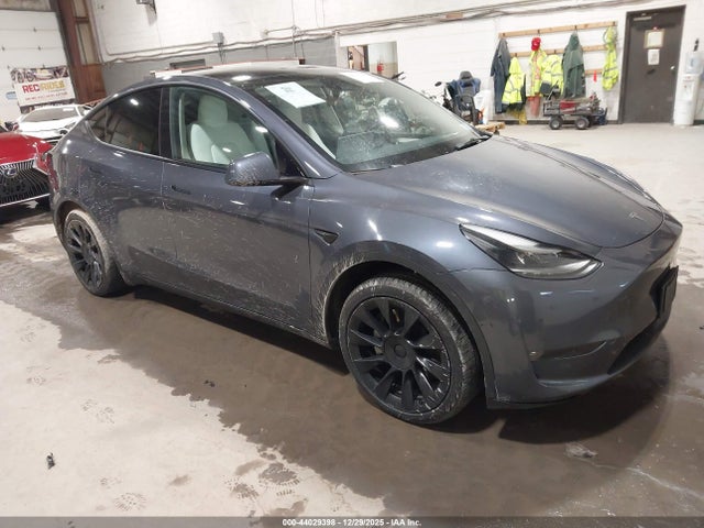 2023 TESLA MODEL Y 7SAYGAEE6PF712391 Photo 0