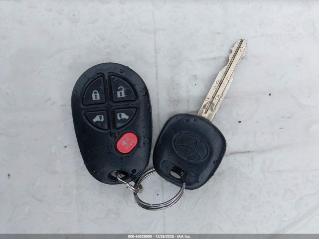 5TDKZ3DC4HS851134 Toyota Sienna Le 8 Passenger