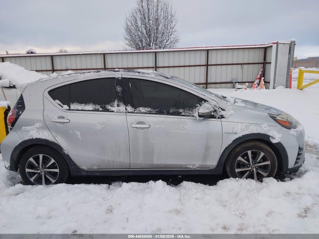 JTDKDTB3XJ1614880 Toyota Prius C One