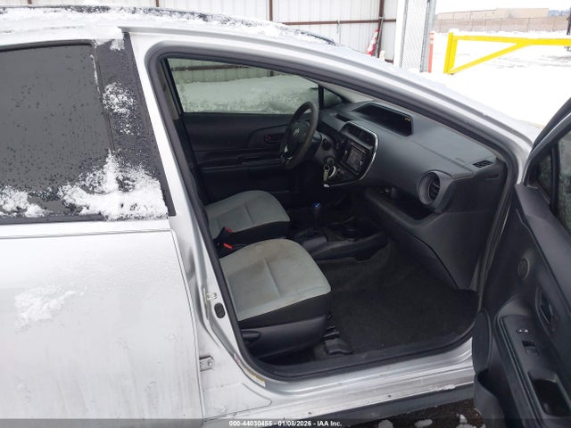 JTDKDTB3XJ1614880 Toyota Prius C One