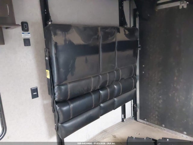 5ZT2CTMB7K1211981 Wolf 31 Ft