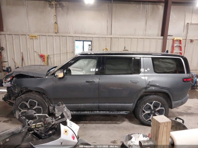 7PDSGCBA3RN030064 Rivian R1s