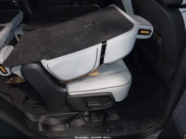 7PDSGCBA3RN030064 Rivian R1s