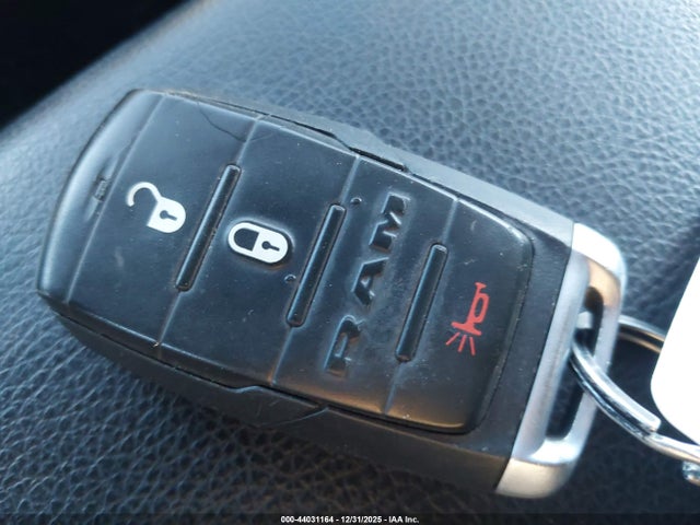 44031164 :رقم المزاد ، 1C6RRFGG1MN539231 vin ، 2021 Ram 1500 Tradesman مزاد بيع