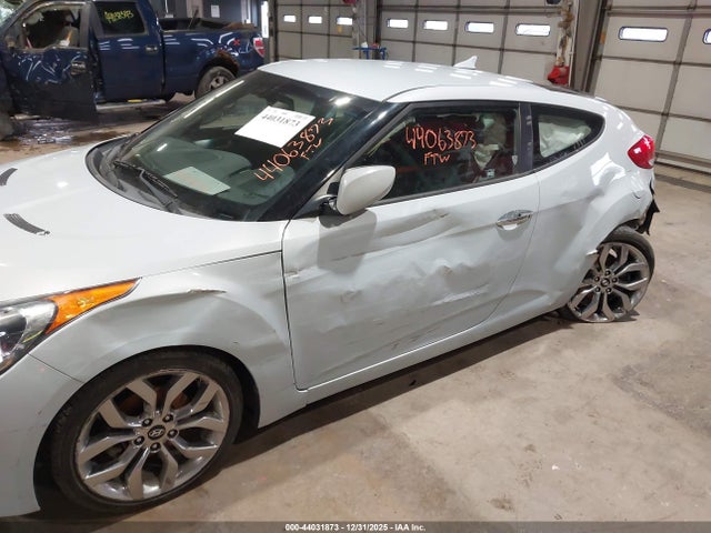 KMHTC6AD7FU218586 Hyundai Veloster Flex