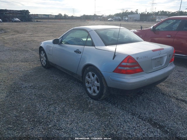 1999 MERCEDES-BENZ SLK 230 WDBKK47F2XF103205 Photo 2