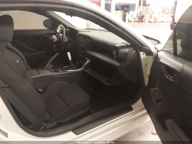 2024 TOYOTA GR86 JF1ZNBB10R9754752 Photo 4