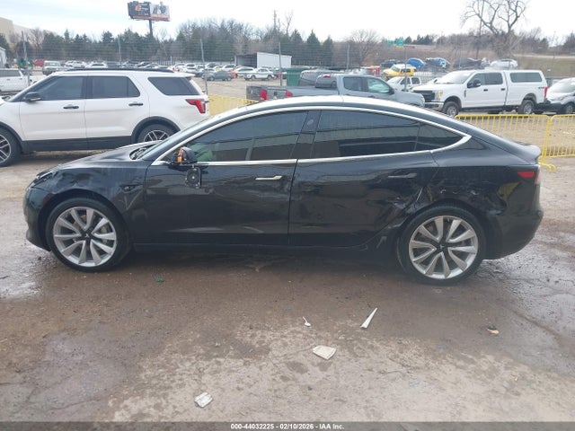Продажа на аукционе авто 2018 Tesla Model 3 Long Range/mid Range, vin: 5YJ3E1EA3JF061092, номер лота: 44032225