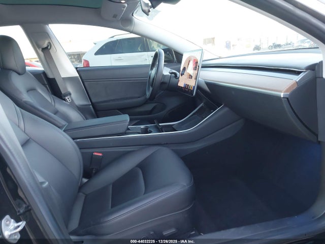 Продажа на аукционе авто 2018 Tesla Model 3 Long Range/mid Range, vin: 5YJ3E1EA3JF061092, номер лота: 44032225