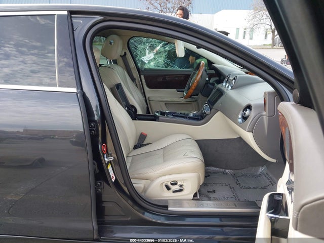 2012 JAGUAR XJ SAJWA2GB0CLV29527 Photo 4