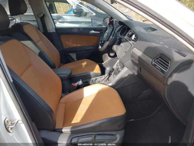 44034180 :رقم المزاد ، 3VV2B7AX5JM002950 vin ، 2018 Volkswagen Tiguan 2.0t Se/2.0t Sel مزاد بيع