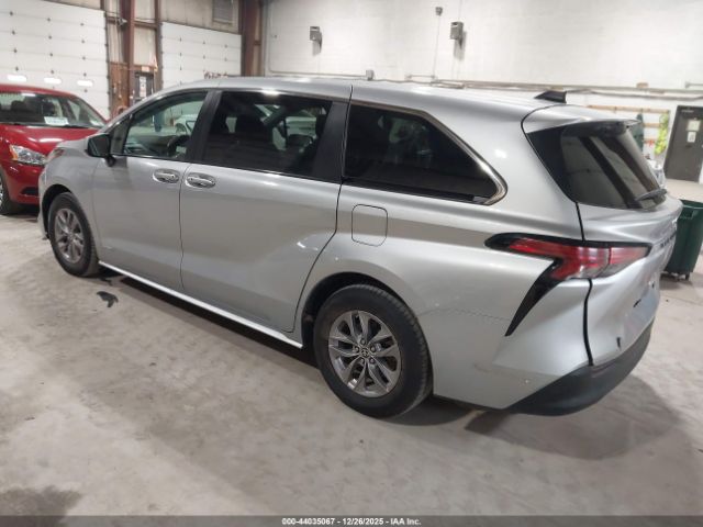 2021 TOYOTA SIENNA 5TDKRKEC1MS064807 Photo 2