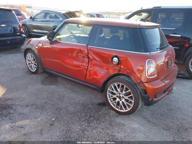 2011 MINI COOPER S WMWSV3C5XBTY23987 Photo 2