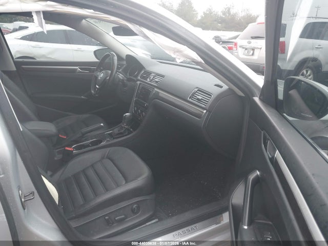 2017 VOLKSWAGEN PASSAT 1VWCT7A30HC038583 Photo 4