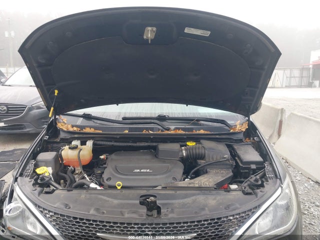 44036845 :رقم المزاد ، 2C4RC1BG0HR507626 vin ، 2017 Chrysler Pacifica Touring-l مزاد بيع