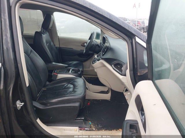 44036845 :رقم المزاد ، 2C4RC1BG0HR507626 vin ، 2017 Chrysler Pacifica Touring-l مزاد بيع