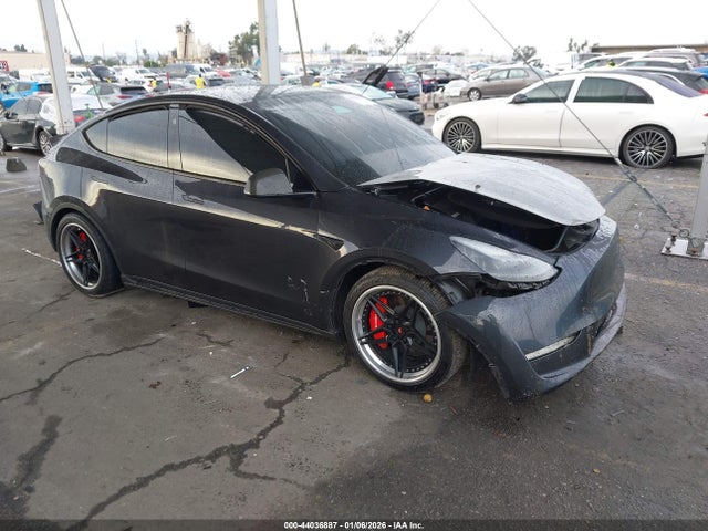 2024 TESLA MODEL Y 7SAYGDED2RF157693 Photo 0