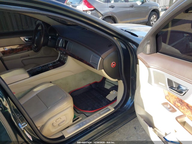 2010 JAGUAR XF SAJWA0GB5ALR75285 Photo 4